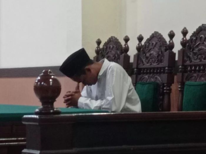 MENYESAL: Imam Ghozali saat menjalani persidangan di PN Sidoarjo. (SURYANTO/RADAR SIDOARJO)