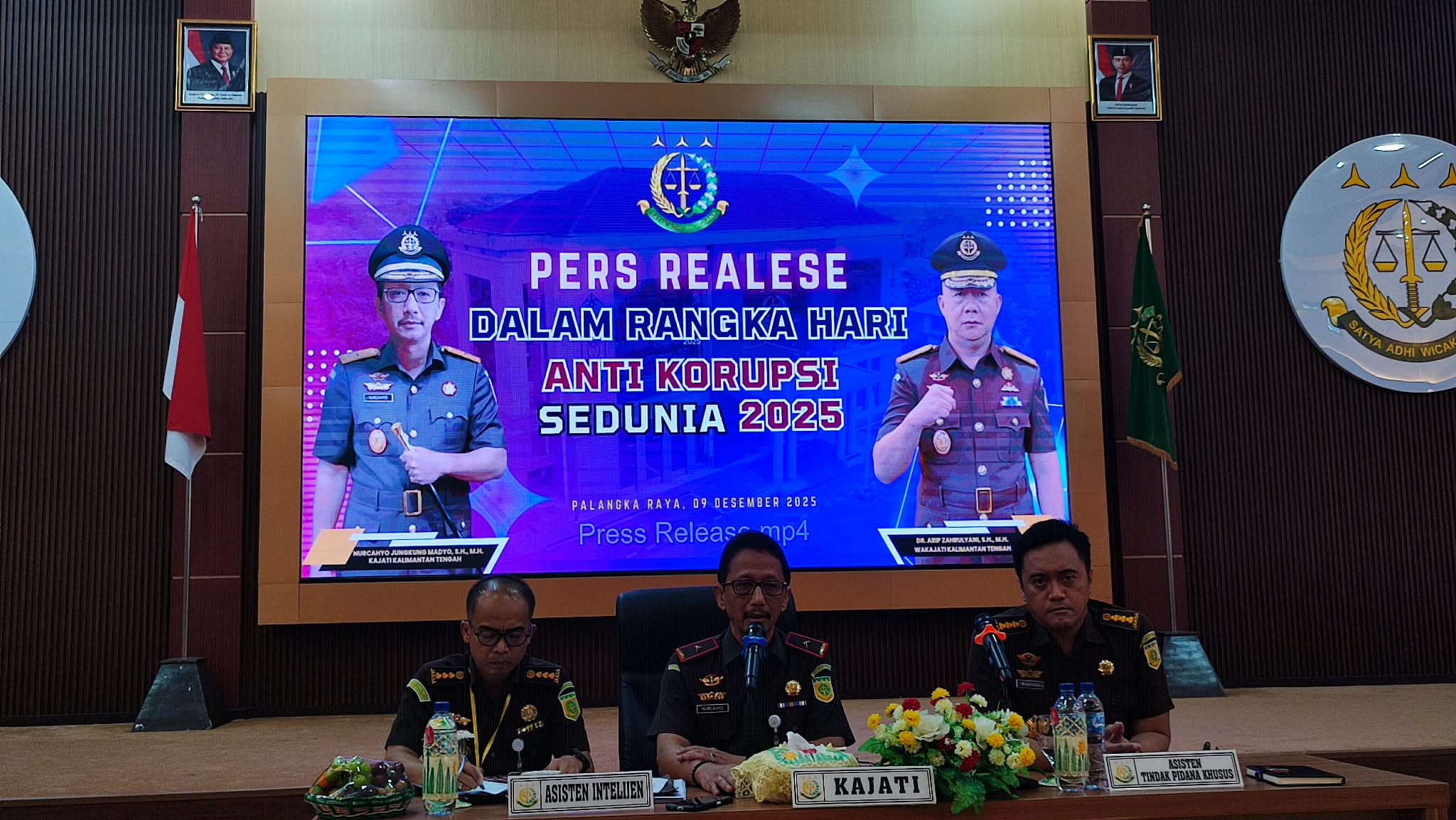Kepala Kejati Kalteng Nurcahyo Jungkung Madyo dan jajaran saat memberi keterangan pers terkait penanganan sejumlah kasus korupsi di Kalteng, Selasa (9/12).
