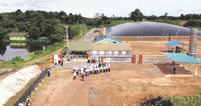 Fasilitas Methane Capture Plant di Pabrik Karya Makmur Bahagia (KMB), Kotawaringin Timur. Sejumlah karyawan dan tamu undangan berkumpul untuk menghadiri peresmian fasilitas pengolah limbah cair.
