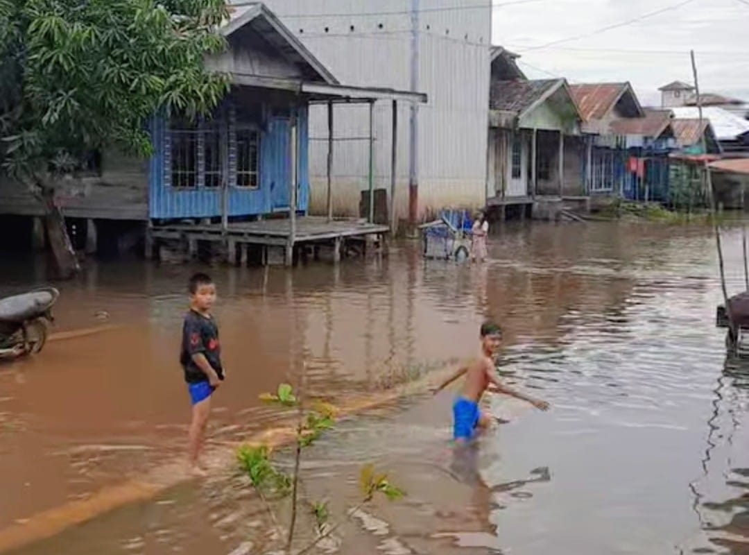 Banjir di Desa Hanjalipan, Kecamatan Kota Besi, Kabupaten Kotawaringin Timur, Kamis (11/12/2025). (Bahrudin untuk Radar Sampit)
