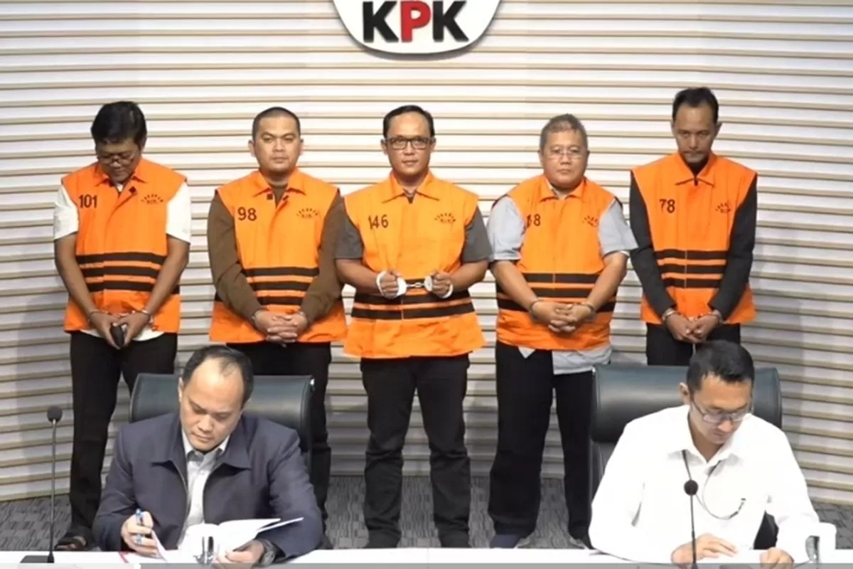 KPK resmi menetapkan Bupati Lampung Tengah Ardito Wijaya bersama empat orang lainnya sebagai tersangka, kasus dugaan korupsi penerimaan hadiah/janji terkait pengadaan barang/jasa. (Ridwan/JawaPos.com)