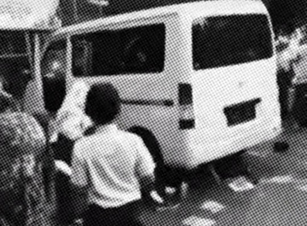 Suasana panik usai mobil pengangkut MBG menerobos sekolah dan menabrak rombongan siswa yang sedang berbaris. (IG Jakut Update).