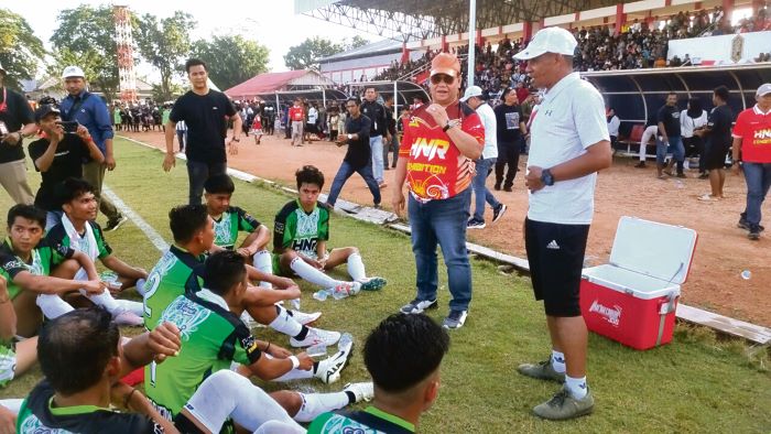 OLAHRAGA: Bupati Kotim Halikinnor saat menghadiri turnamen sepak bola di Stadion 29 Nopember Sampit, beberapa waktu lalu. FOTO: DOK. YUNI/RADAR SAMPIT