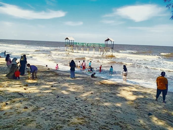 WISATA PANTAI: Memanfaatkan akhir pekan, warga Sampit berlibur di Pantai Ujung Pandaran. (Istimewa/Radar Sampit)