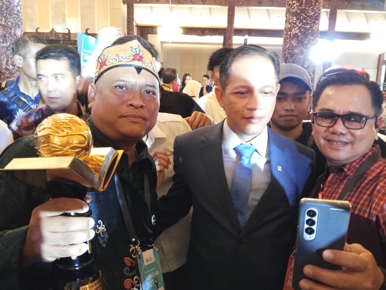 Kepala Sekolah Eko Prasetyo Wibowo bersama Menteri LIngkungan Hidup Dr Hanif Faisol Nurofiq usai menerima penghargaan Sekolah Adiwiyata Mandiri di Jakarta, Kamis (11/12).