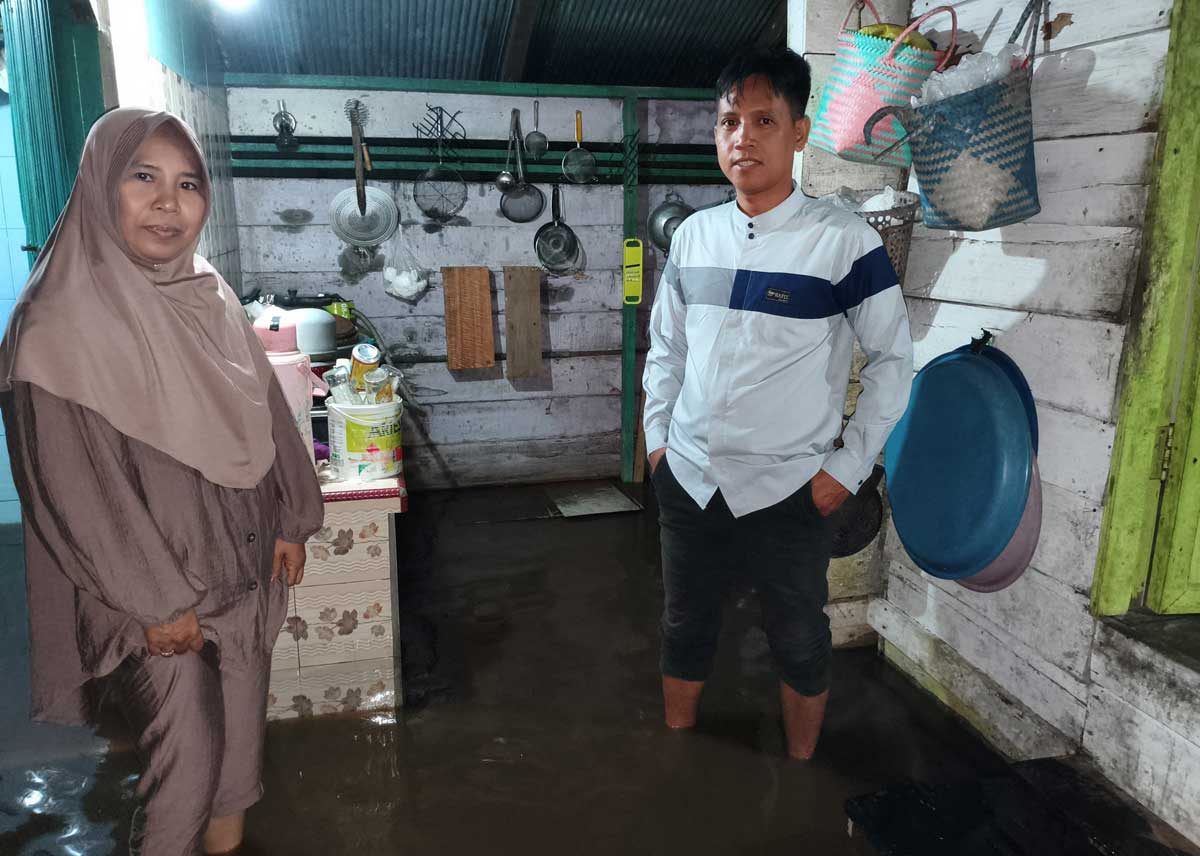 LEBIH PARAH: Banjir rob yang merendam rumah warga di Samuda, beberapa waktu lalu.