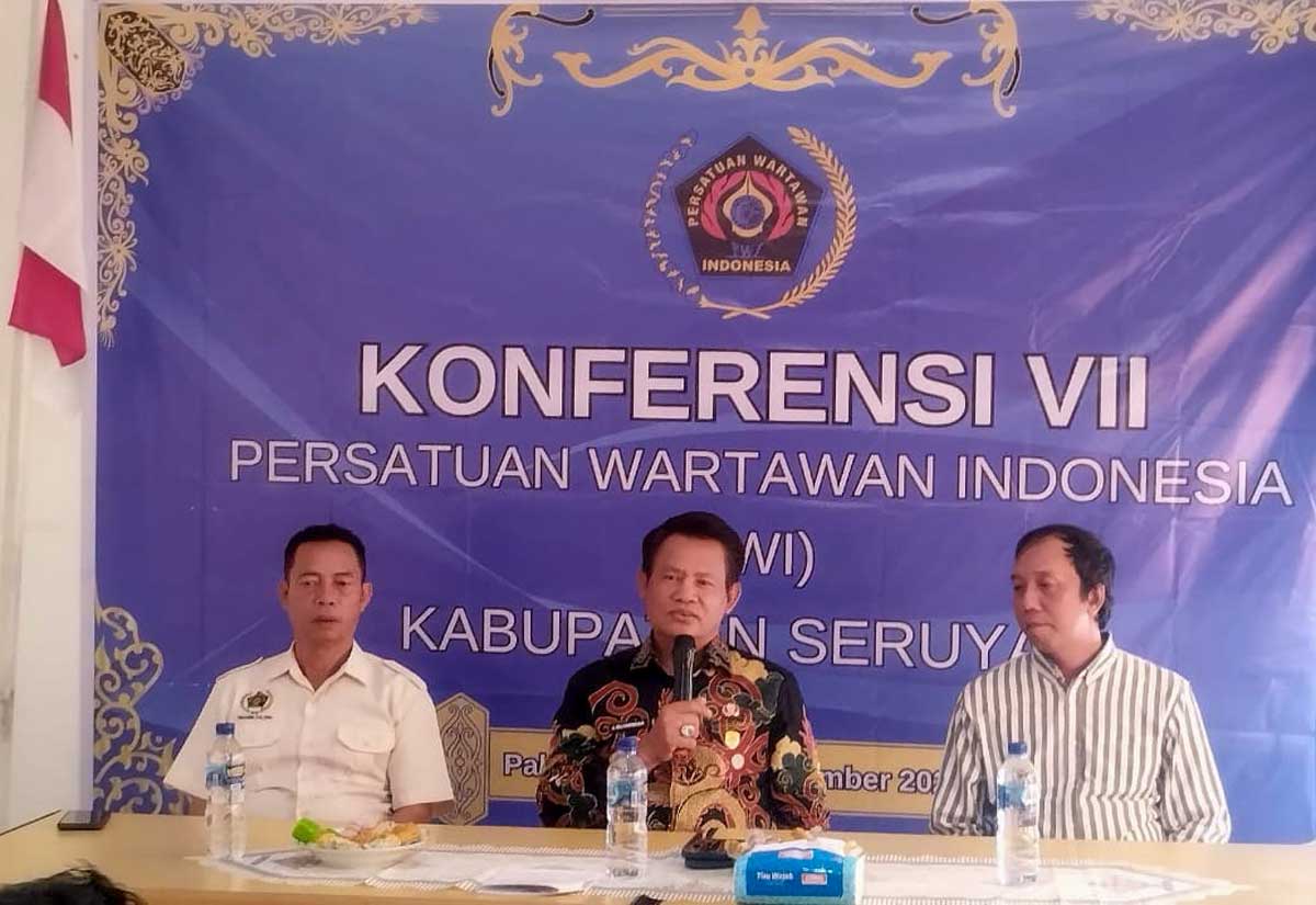 PERLU ORGANISASI AKTIF: Bupati Seruyan Ahmad Selanorwanda saat menghadiri Konferensi VII PWI Seruyan, Kamis (11/12).