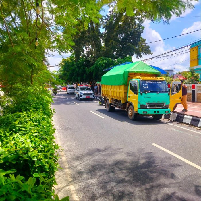 PENCURIAN: Truk sarat muatan yang parkir di depan RSSI Pangkalan Bun nyaris dibobol pencuri, Jumat (12/12/2025). (Insert) pelaku digiring ke Mapolres Kobar. FOTO : FAJAR/RADAR SAMPIT