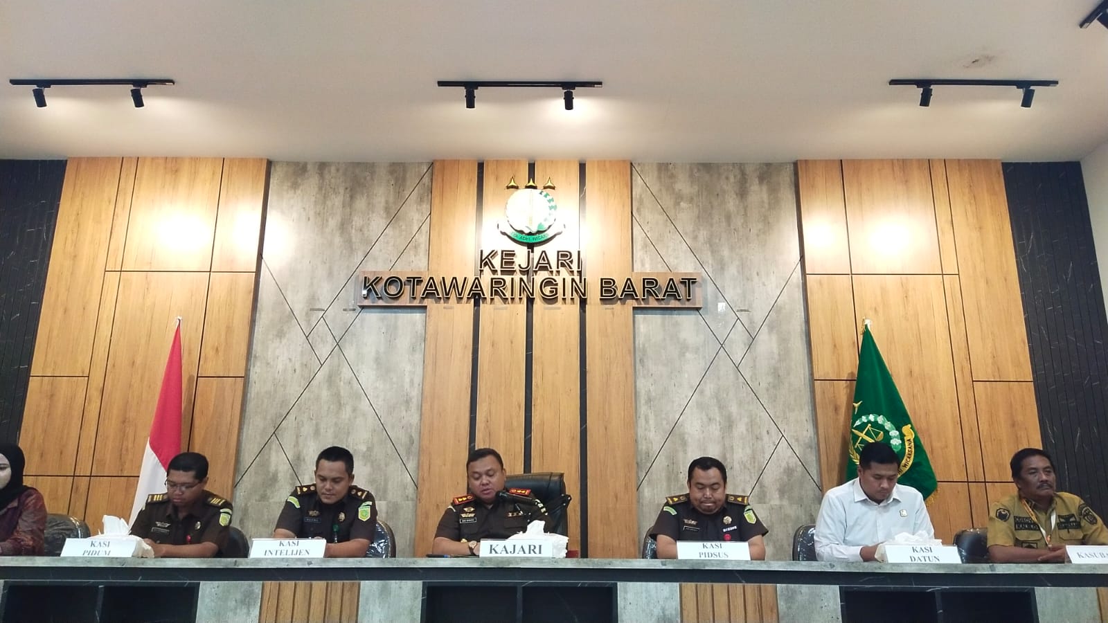 Kajari Kobar beserta para Kasi menggelar Jumpa Pers di aula Kejaksaan Negeri Kotawaringin Barat pada Rabu 11 Desember 2025 (Syamsudin/Radar Sampit)