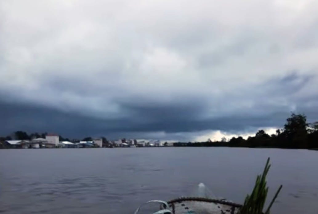 Awan hitam di atas langit Kita Besi, Kabupaten Kotawaringin Timur, belum lama ini. (Bahrudin untuk Radar Sampit)