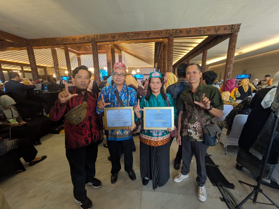 PRESTASI NASIONAL: Kepala Sekolah SD Eka Tjipta Terawan Suyitni menerima penghargaan Sekolah Adiwiyata Nasional Tahun 2025 di Gedung Sasono Utomo, TMII Jakarta, Kamis (11/12/2025)