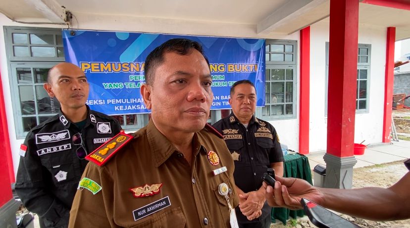 Kepala Kejaksaan Negeri Kotawaringin Timur Nur Akhirman memberikan keterangan pers usai kegiatan pemusnahan barang bukti di Kejari Kotim, Kamis (11/12).