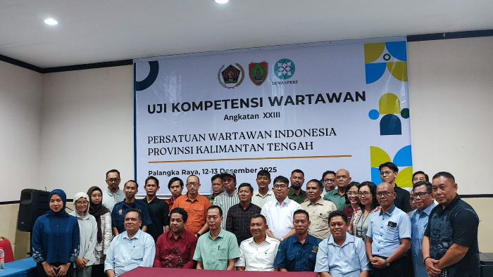PEMBUKAAN : PWI Kalteng dan Dewan Pers disela-sela pembukaan UKW angkatan ke-23 di Hotel Luwansa Palangka Raya. FOTO: DODI/RADAR SAMPIT