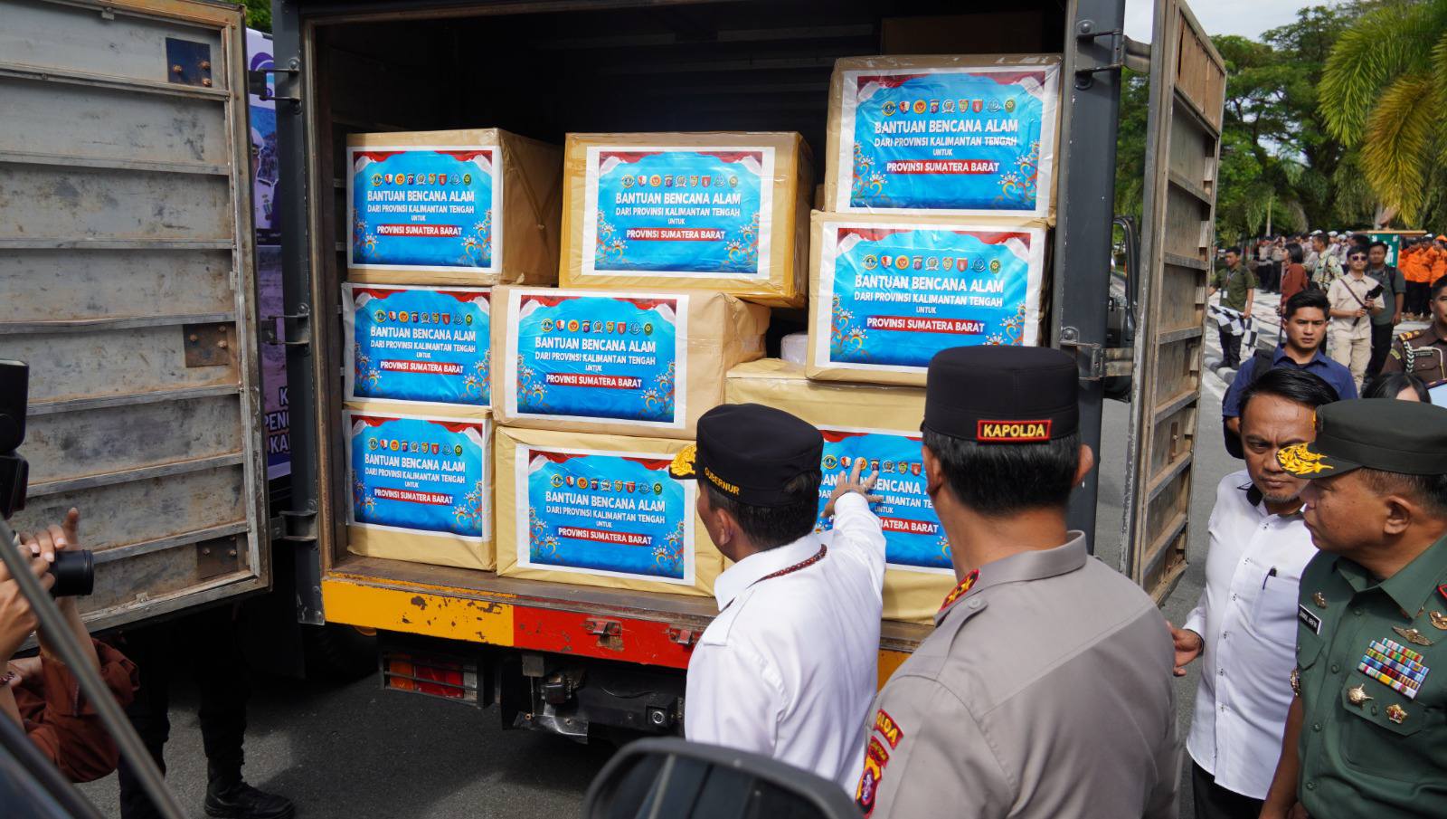 Bantuan dilepas oleh Gubernur Agustiar Sabran bersama Kapolda Kalteng Irjen Pol Iwan Kurniawan, Pangdam XXII/Tambun Bungai Mayjen TNI Zainul Arifin, serta Kepala Badan Intelijen Daerah