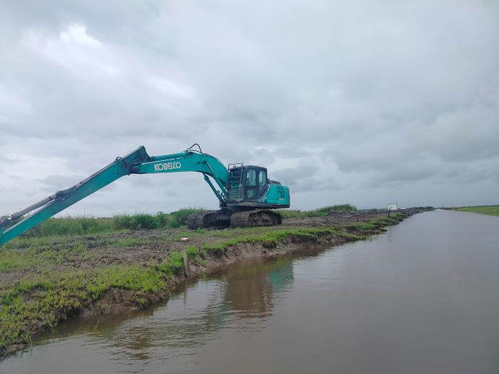 INFRASTRUKTUR: Badan jalan menuju ke Jembatan Jelai di wilayah Ketapang, Kalbar mulai ditimbun oleh alat berat. FOTO : FAUZIANNUR/RADAR SAMPIT