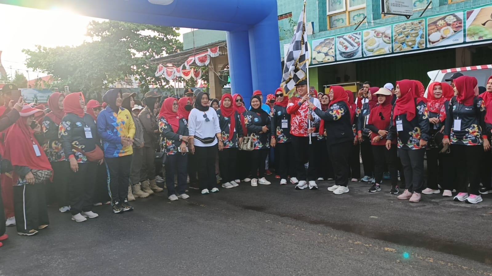 Pelepasan peserta jalan sehat oleh Wabup Kotim Irawati dan Pj Sekda Kotim Umar Kaderi, dalam rangka Hari Ibu ke 97 yang digelar GOW Kotim, di depan kawasan Icon Patung Jelawat, Sabtu (13/12) pagi.