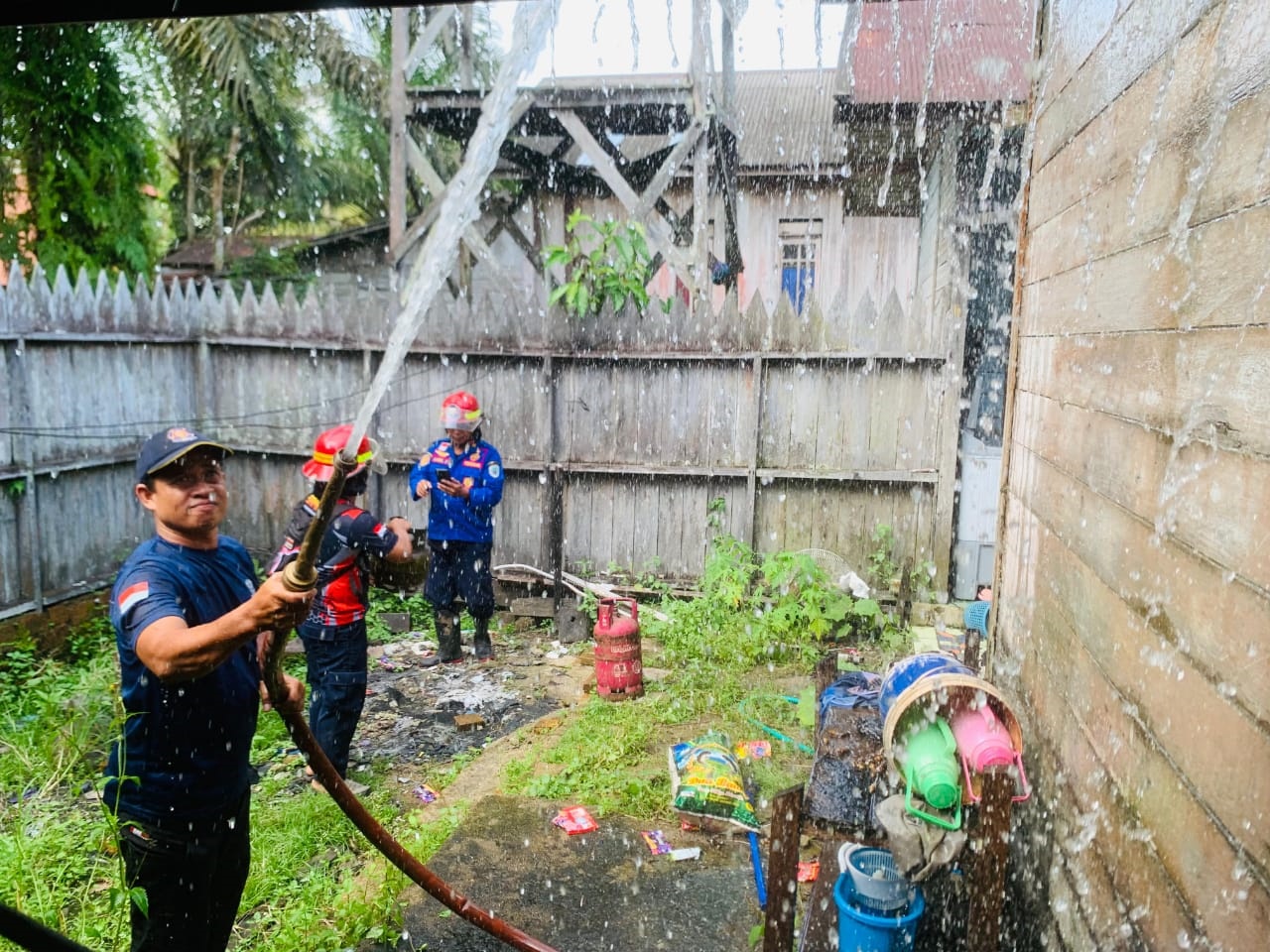 Petugas Damkar Lamandau, saat menangani api yang nyaris membakar hangus sebuah rumah di Jalan Bungur RT 12.
