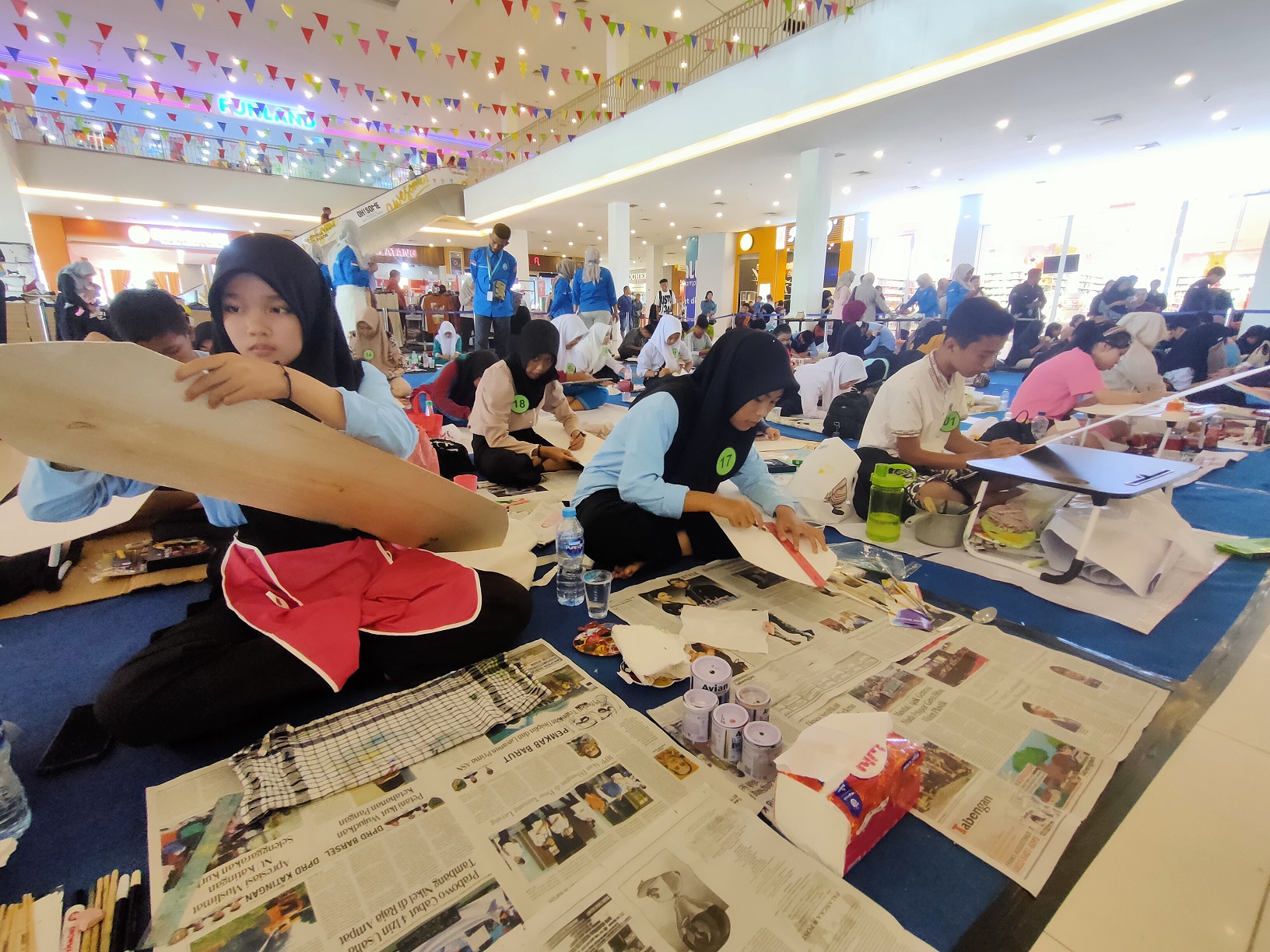 Peserta lomba dari kalangan pelajar berkebutuhan khusus dalam rangka Hari Anak Nasional dan Disabilitas, di Sampit, Kotawaringin Timur, Sabtu (13/12).