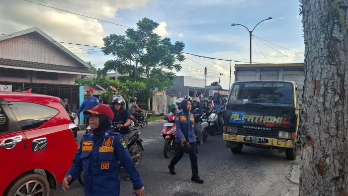 KECELAKAAN TUNGGAL : Petugas Damkar berhasil mengevakuasi dump truk yang terperosok di Jalan Muchran Ali, Kecamatan Baamang, Sampit, Sabtu (13/12/2025). FOTO: FAHRY/RADAR SAMPIT