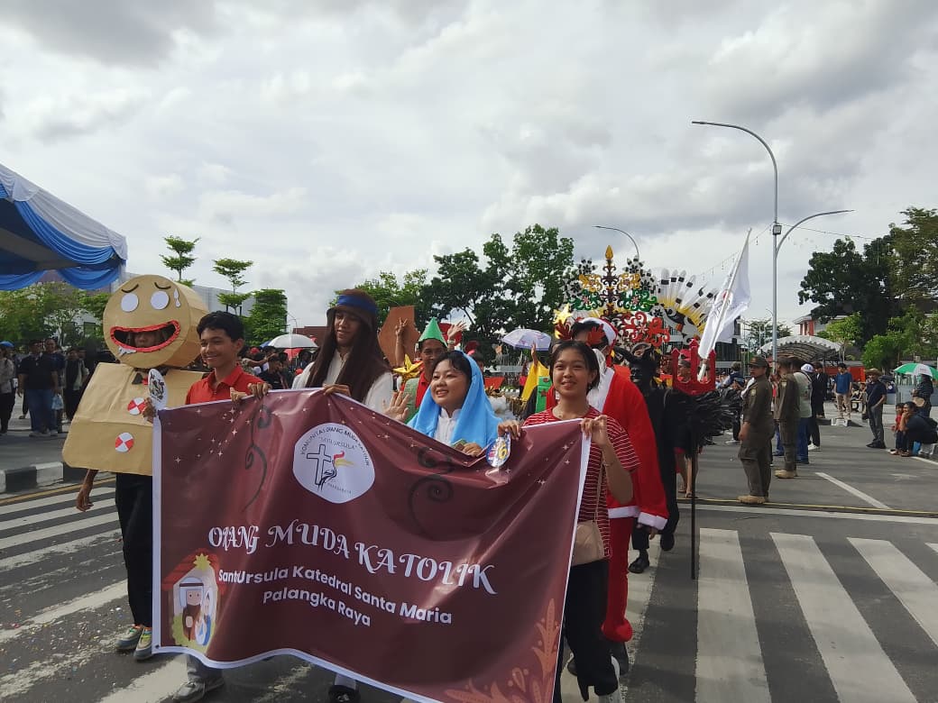 Ribuan umat Nasrani di Kota Palangka Raya larut dalam kebersamaan dalam Parade Natal menyambut perayaan kelahiran Yesus Kristus. Mereka turun ke jalan dengan berjalan kaki dan menaiki kendaraan hias