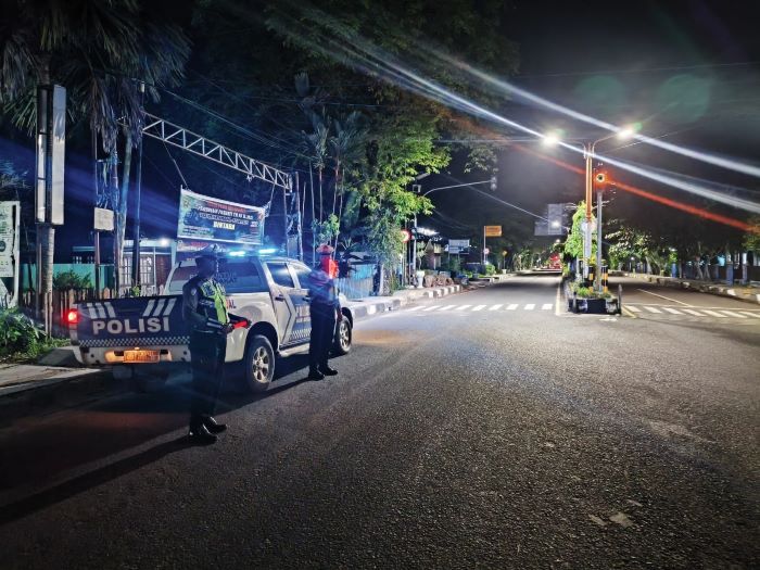 SIAGA: Polantas Polres Kotim melaksanakan patroli dan siaga cegah balap liar di Jalan Jenderal A Yani, Sampit, Kamis (11/12/2025) malam. FOTO: POLRES KOTIM/RADAR SAMPIT
