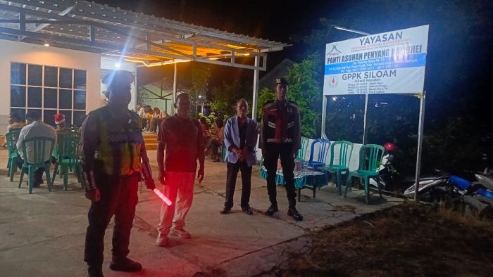 PENGAMANAN : Personel Polres Kotim saat berjaga di gereja yang melaksanakan ibadah natal di Jalan Jenderal Sudirman, Sampit, belum lama tadi FOTO: POLRES KOTIM/RADAR SAMPIT