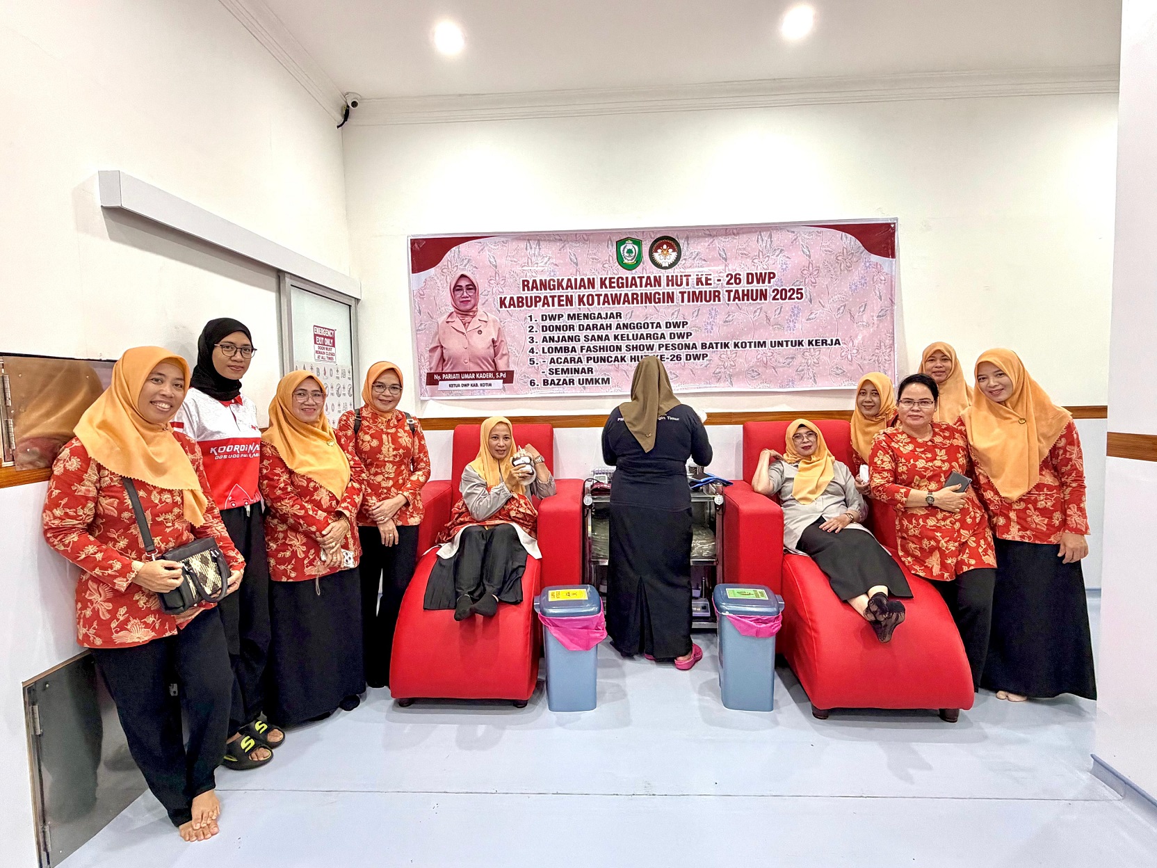 Sejumlah peserta donor darah dari organisasi Dharma Wanita Persatuan Kabupaten Kotim, saat berada di Unit Transfusi Darah PMI Kotim, Jumat (12/12/2025).