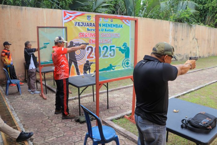 KOMFETISI: Kapolres Seruyan AKBP Han&rsquo;s Itta Papahit jajal kemampuan menembak seusai membuka kejuaraan Seruyan Shooting Challenge 2025. FOTO: RIFANI/RADAR SAMPIT