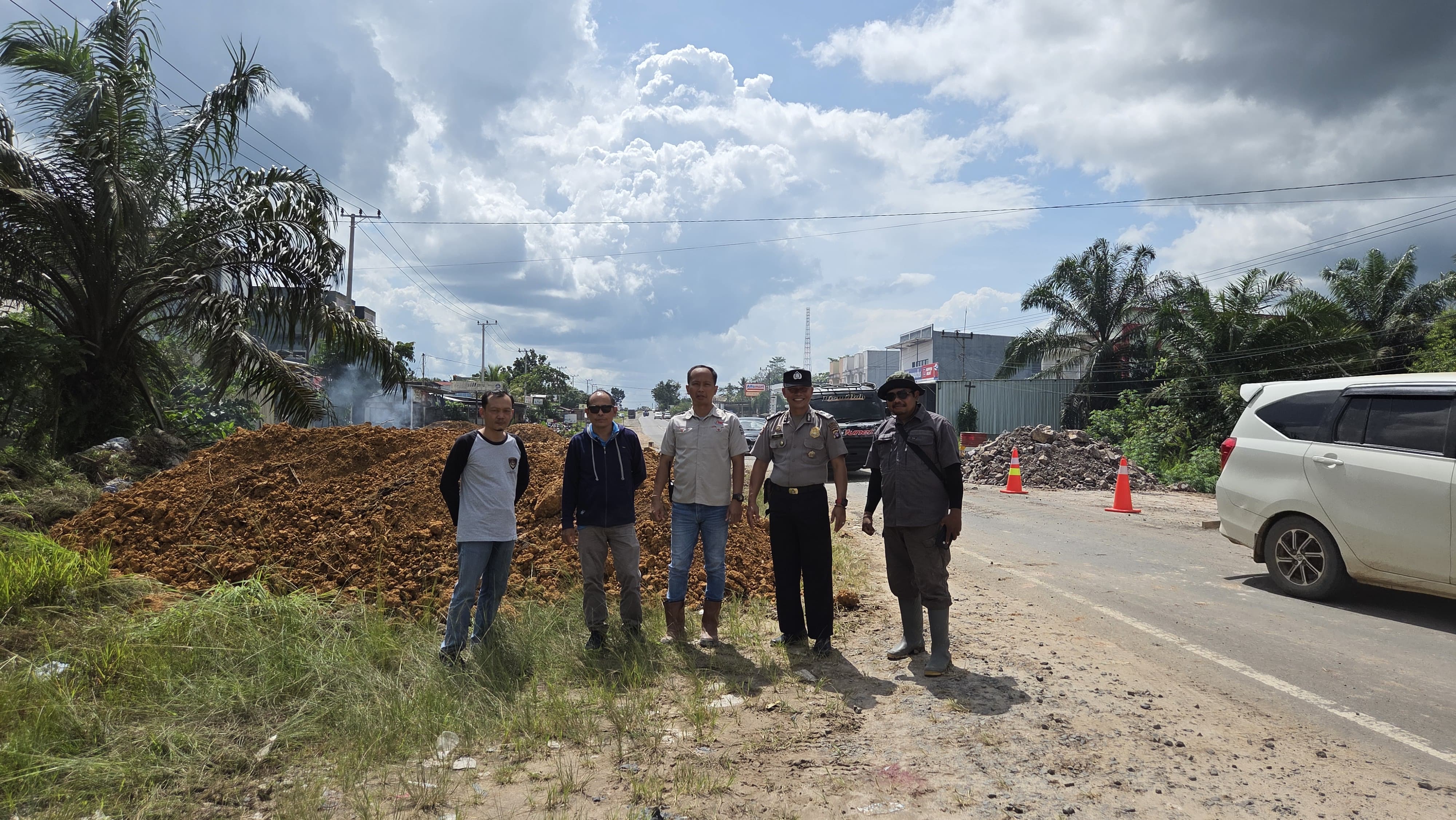 Sebagai bentuk kepedulian terhadap keselamatan dan kenyamanan pengguna jalan, manajemen PT BJAP langsung menyalurkan bantuan berupa penimbunan pada jembatan yang mengalami amblas. (syamsudin)