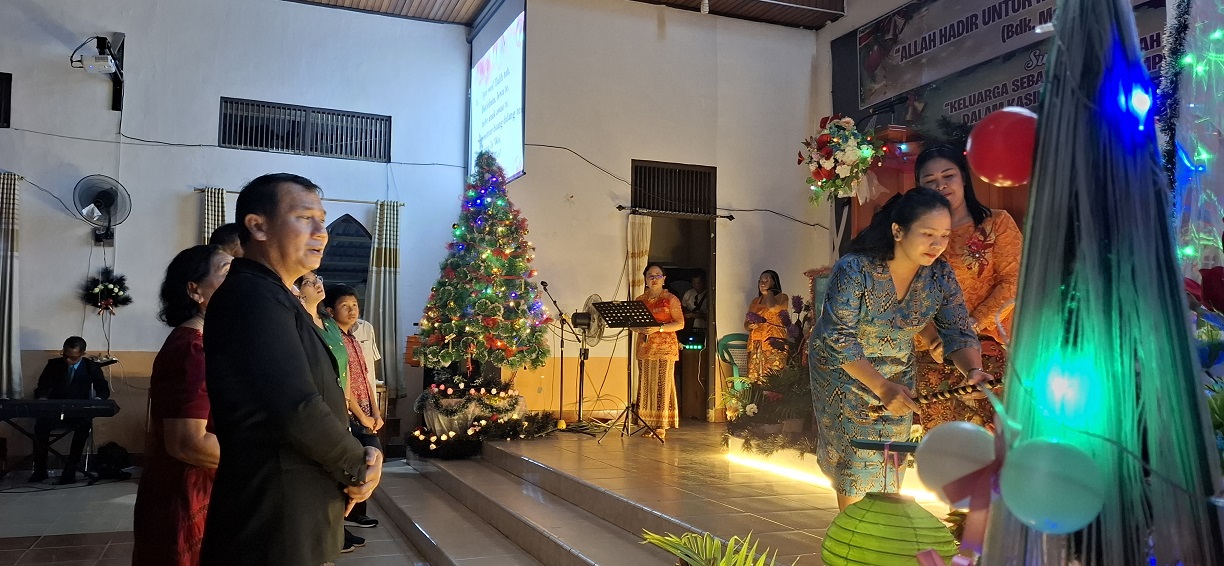 Penyalaan Lilin Natal 2025 oleh perwakilan jemaat dan undangan di Gereja Eka Kapakat, Desa Luwuk Bunter Kecamatan Cempaga, Sabtu (13/12).