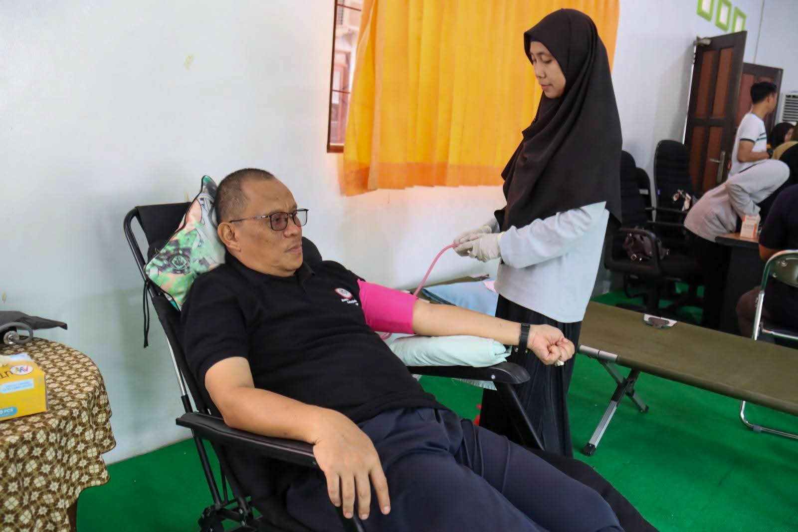 Pj Sekda Seruyan Bahrun Abbas turut mendonorkan darah saat kegiatan yang digelar IDI Cabang Seruyan, Minggu (14/12)