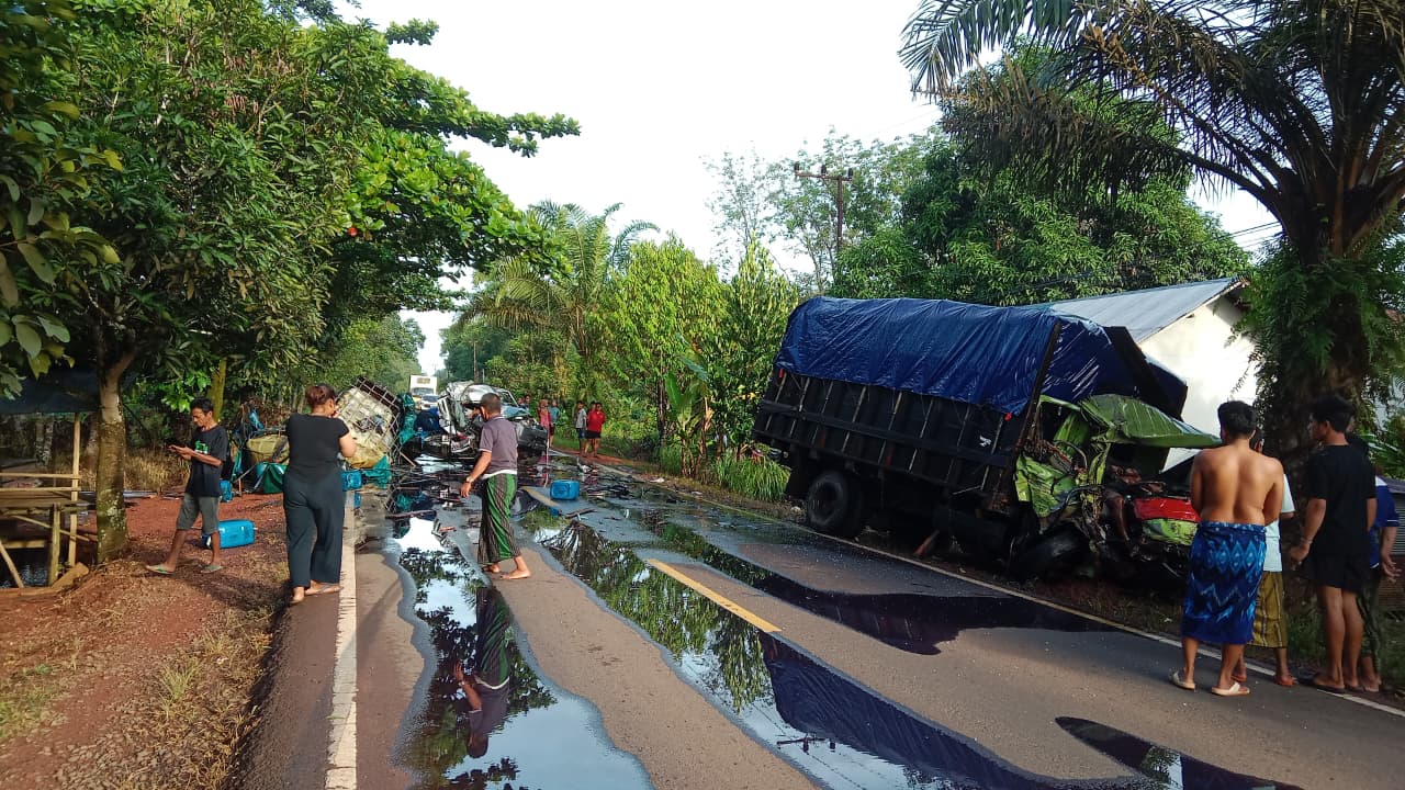 Situasi beberapa saat setelah kecelakaan maut di trans Kalimantan, Desa Pantai, Kecamatan Cempaga, Kabupaten Kotawaringin Timur, Minggu (14/12) pagi.