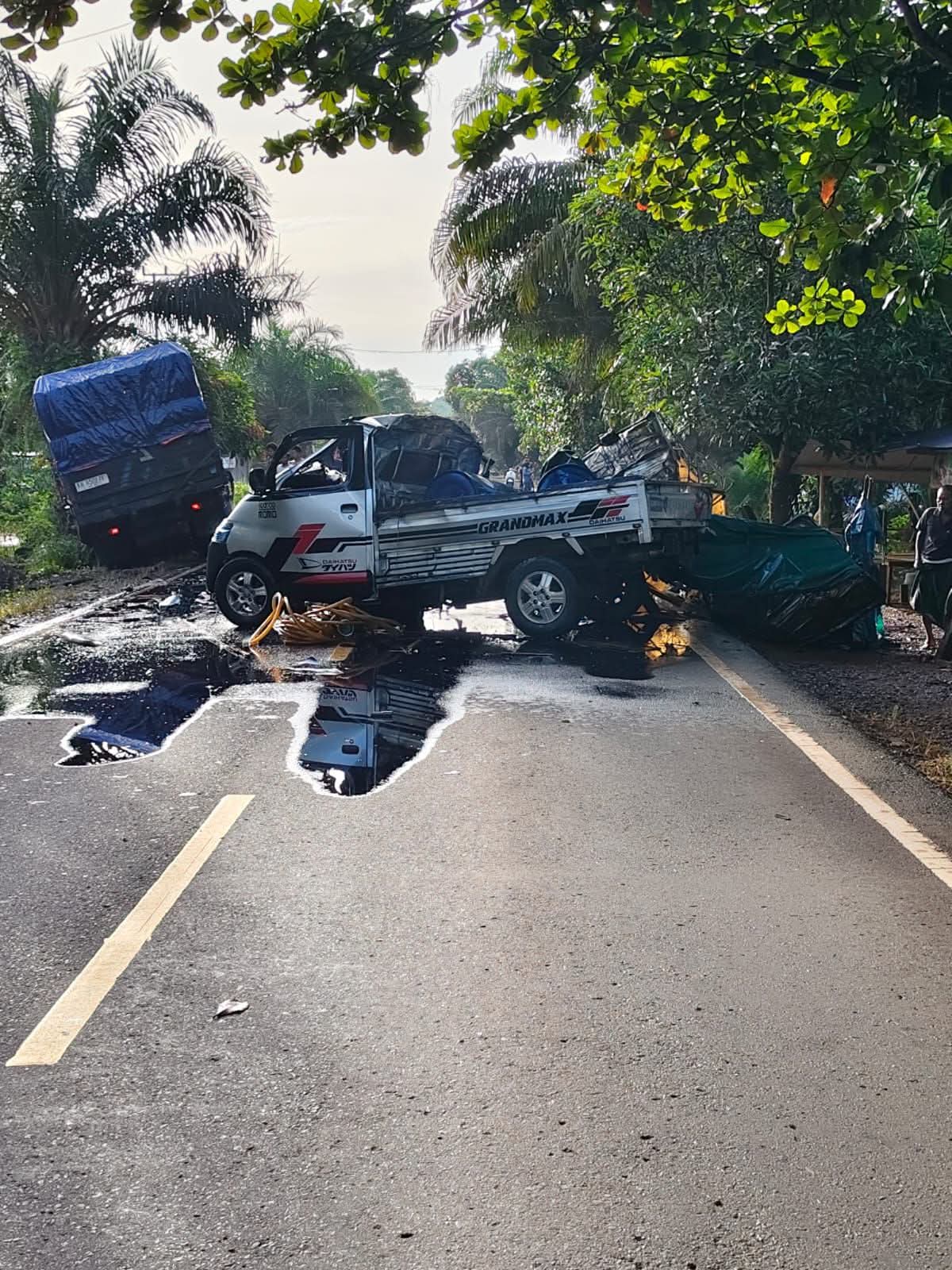 Kondisi kendaraan setelah kecelakaan adu banteng, di Jalan Trans Kalimantan, Desa Pantai, Kecamatan Cempaga, Kabupaten Kotawaringin Timur, Minggu (14/12)pagi, WIB.