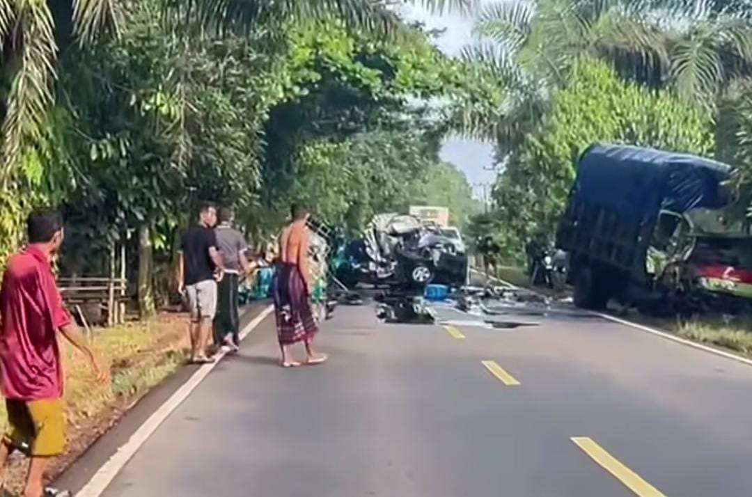 Suasana di lokasi kecelakaan maut di Jalan Tjilik Riwut Kilometer 38 Desa Patai, Kecamatan Cempaga, Kabupaten Kotawaringin Timur, Minggu (14/12/2025).