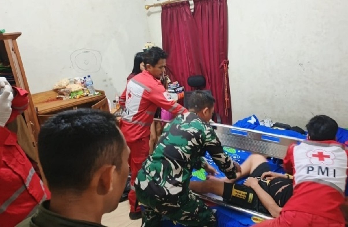 Petugas kesehatan dari PMI Kobar saat akan mengevakuasi pelaku percobaan bunuh diri, di Jalan Matnoor, Minggu (14/12).