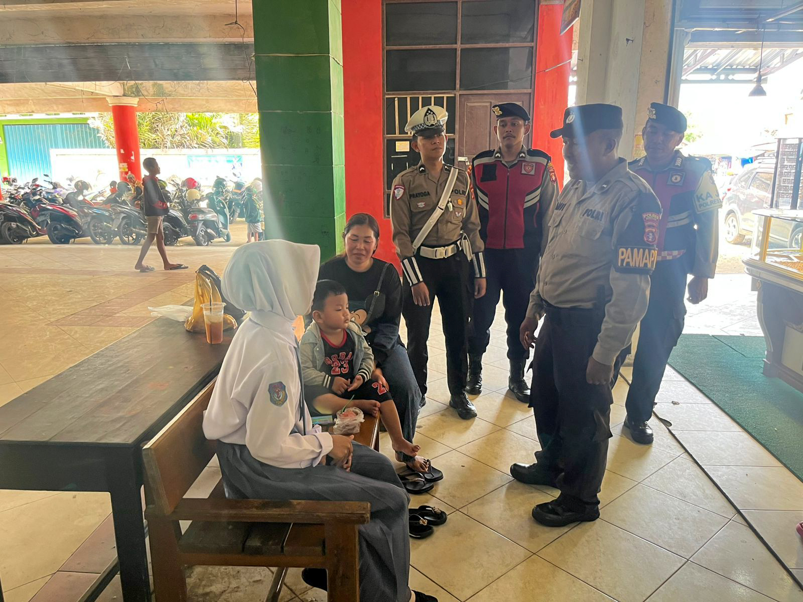 Petugas Samapta Polres Seruyan saat berdialog dengan pengunjung di Pasar SAIK Kuala Pembuang, (14/12).