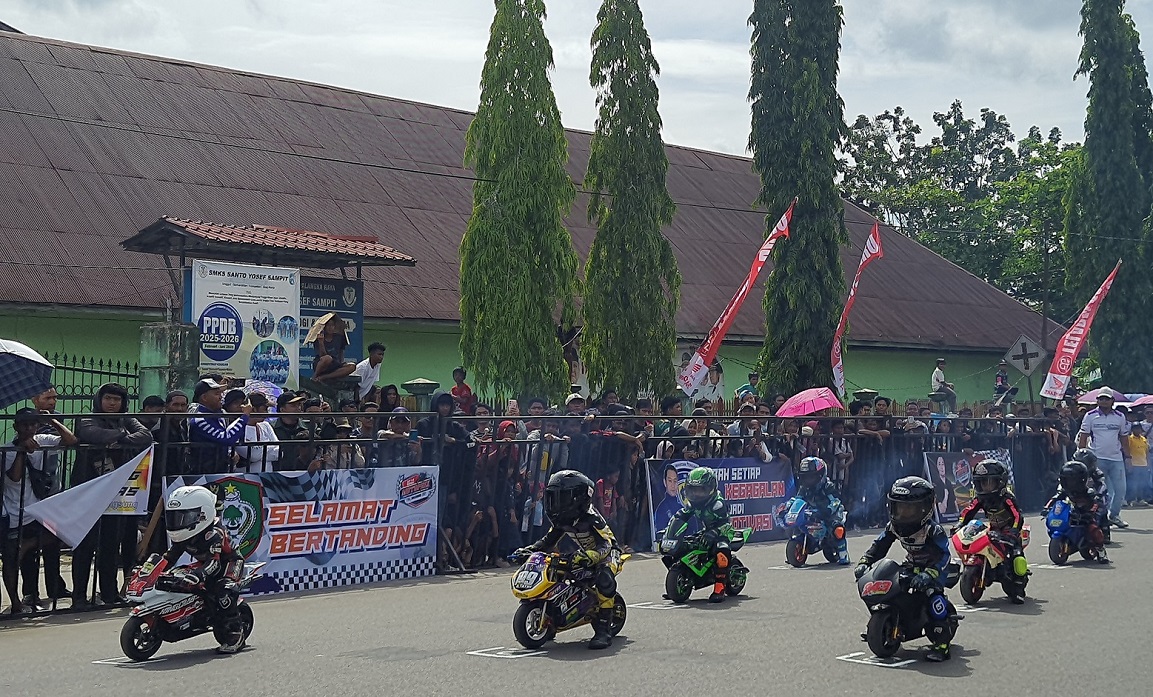 Pembalap cilik kelas mini MotoGP turut serta dalam even road race di Taman Kota Sampit, Minggu (14/12).