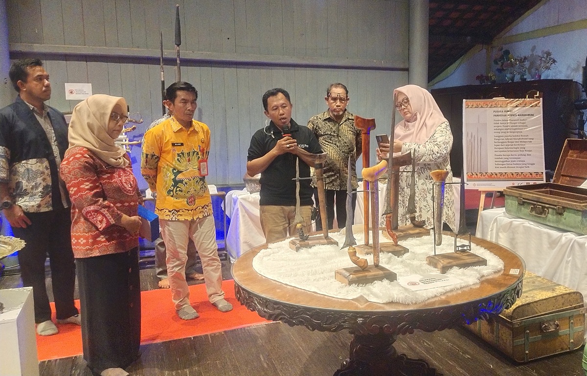 Didalam Rumah Pangeran Adipati Mangkubumi terdapat benda-benda pusaka yang dipamerkan pada saat peresmian purna pugar pada Jumat 12 Desember 2025.