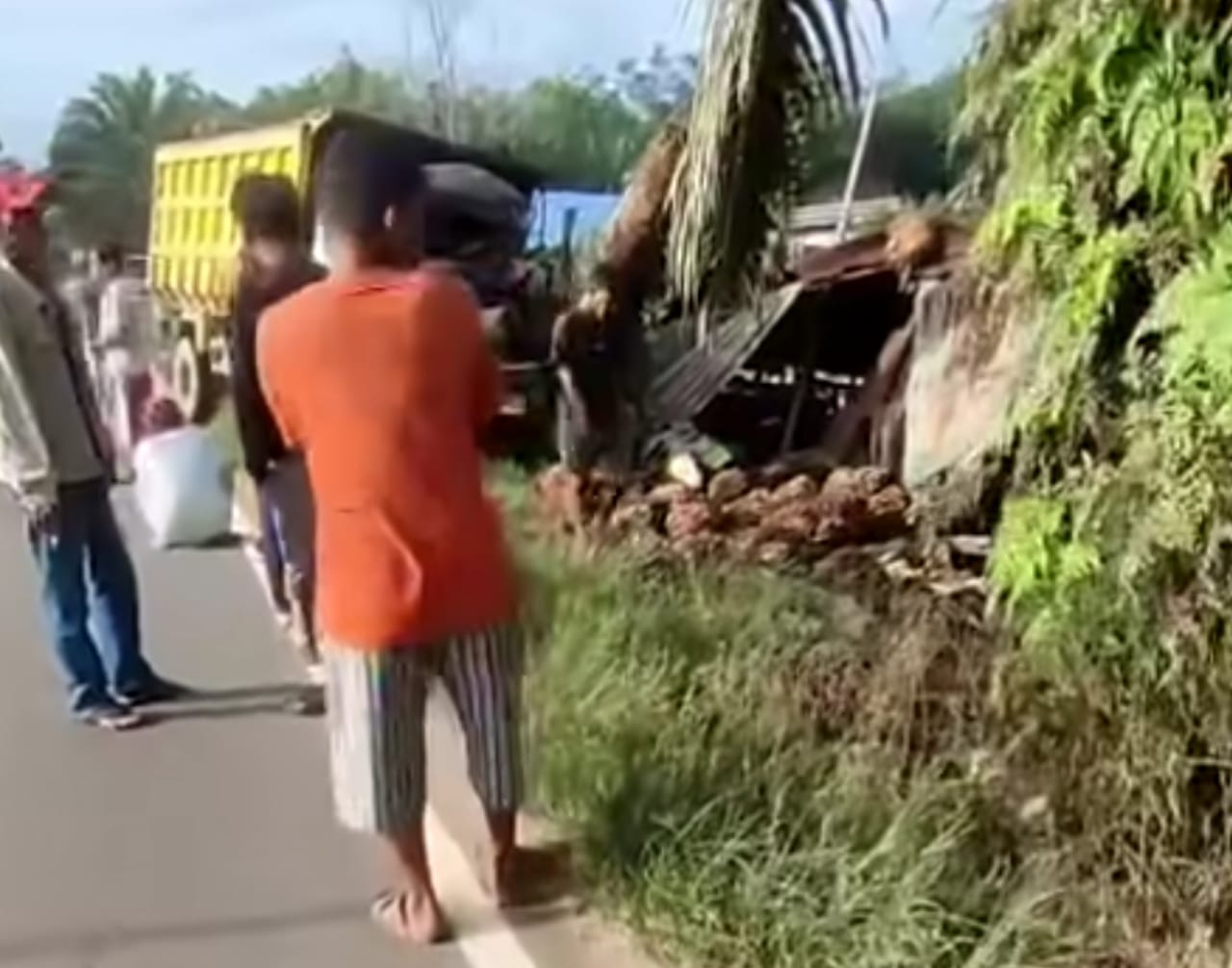 Suasana di lokasi kecelakaan truk sawit tabrak warung kopi di Desa Eka Bahurui,  Minggu pagi (14/12/2025).