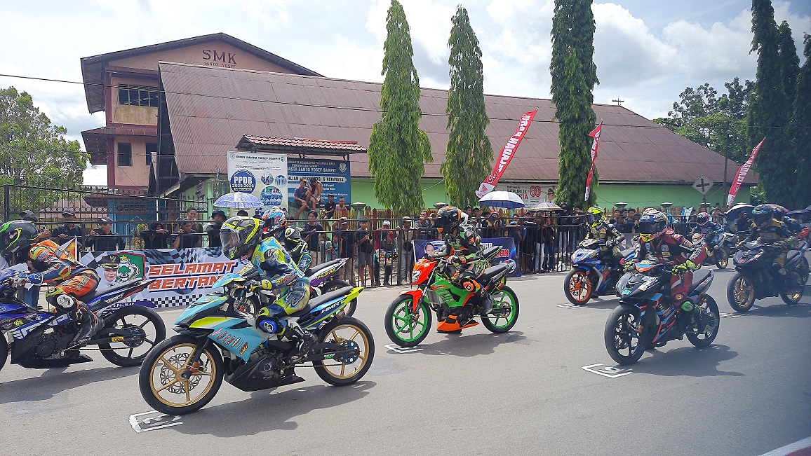 Peserta Road Race di sirkuit Taman Kota Sampit, (15/12).
