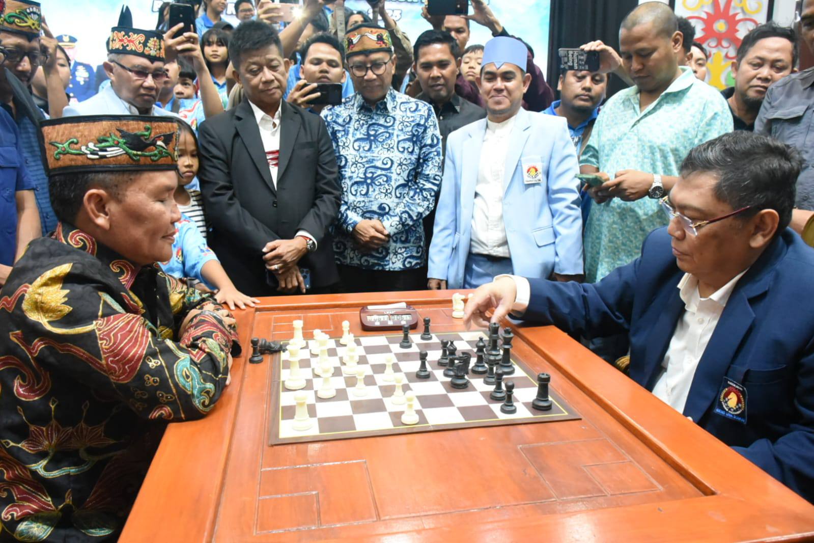 Gubernur Kalteng Agustiar Sabran saat berhadapan dengan Ketua Umum PB Percasi Grand Master (GM) Utut Adianto, dalam ekshibisi.