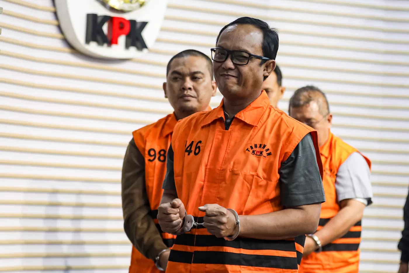 Bupati Lampung Tengah Ardito Wijaya bersama tersangka lainnya saat konferensi pers penahanan di Gedung Merah Putih KPK, Jakarta, Rabu (11/12/2025). (Salman Toyibi/Jawa Pos)