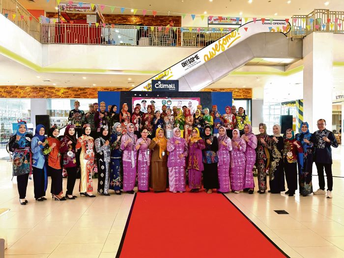 FOTO BERSAMA: Ketua DWP Kotim Pariati Umar Kaderi, jajaran pengurus, dewan juri berfoto bersama para peserta Lomba Fashion Show Pesona Batik Kotim untuk Kerja, Senin (15/12/2025). FOTO : YUNI/RADAR SA