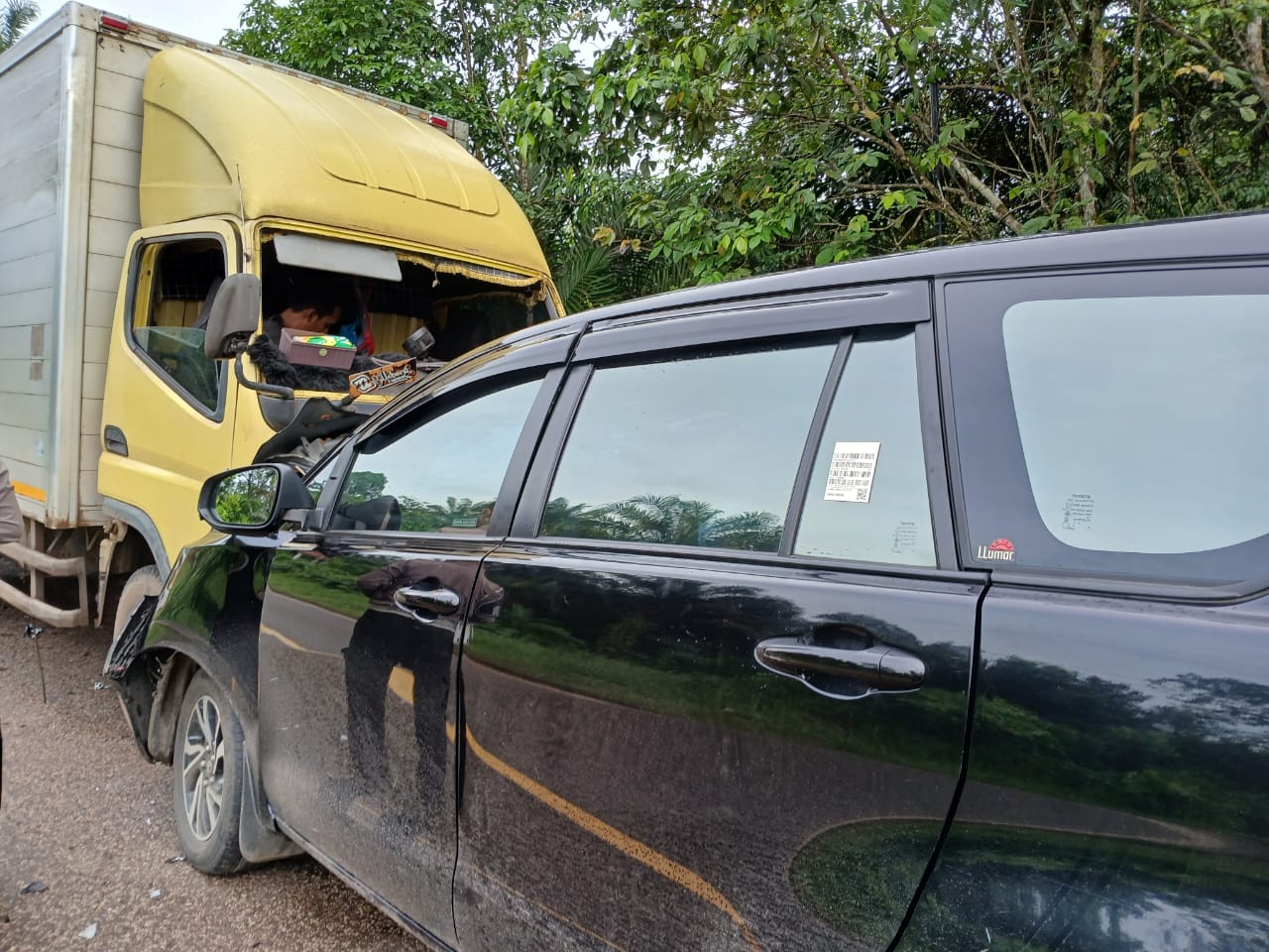 Kecelakaan melibatkan mobil pribadi dan truk boks terjadi di ruas Jalan Tjilik Riwut, kilometer 98, Desa Pundu, Kecamatan Cempaga Hulu, Kabupaten Kotawaringin Timur (Kotim), Senin (15/12/2025).