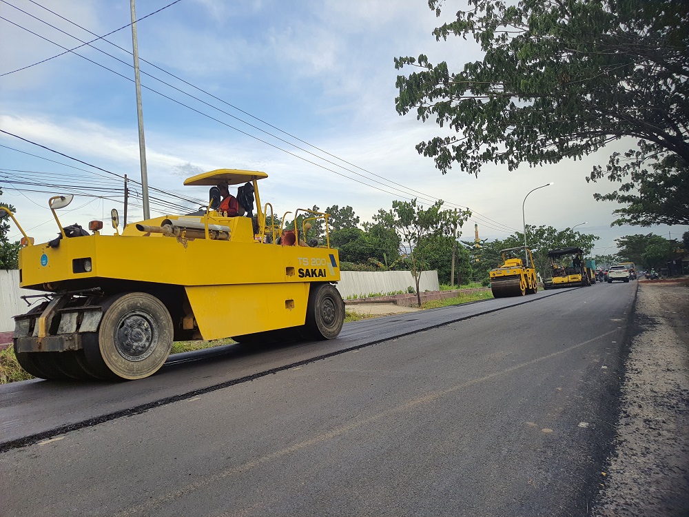 Rekonstruksi jalan yang sudah selesai dikerjakan di Jalan Pramuka, Sabtu (13/12).