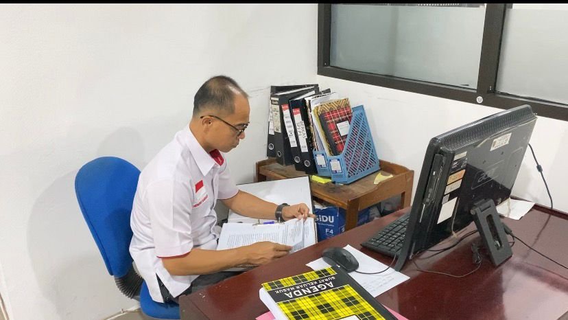 Asintel Kejati Kalteng Hendri Hanafi, saat memimpin penggeledahan sejumlah tempat terkait kasus dugaan tipikor sektor pertambangan, baru-baru tadi.