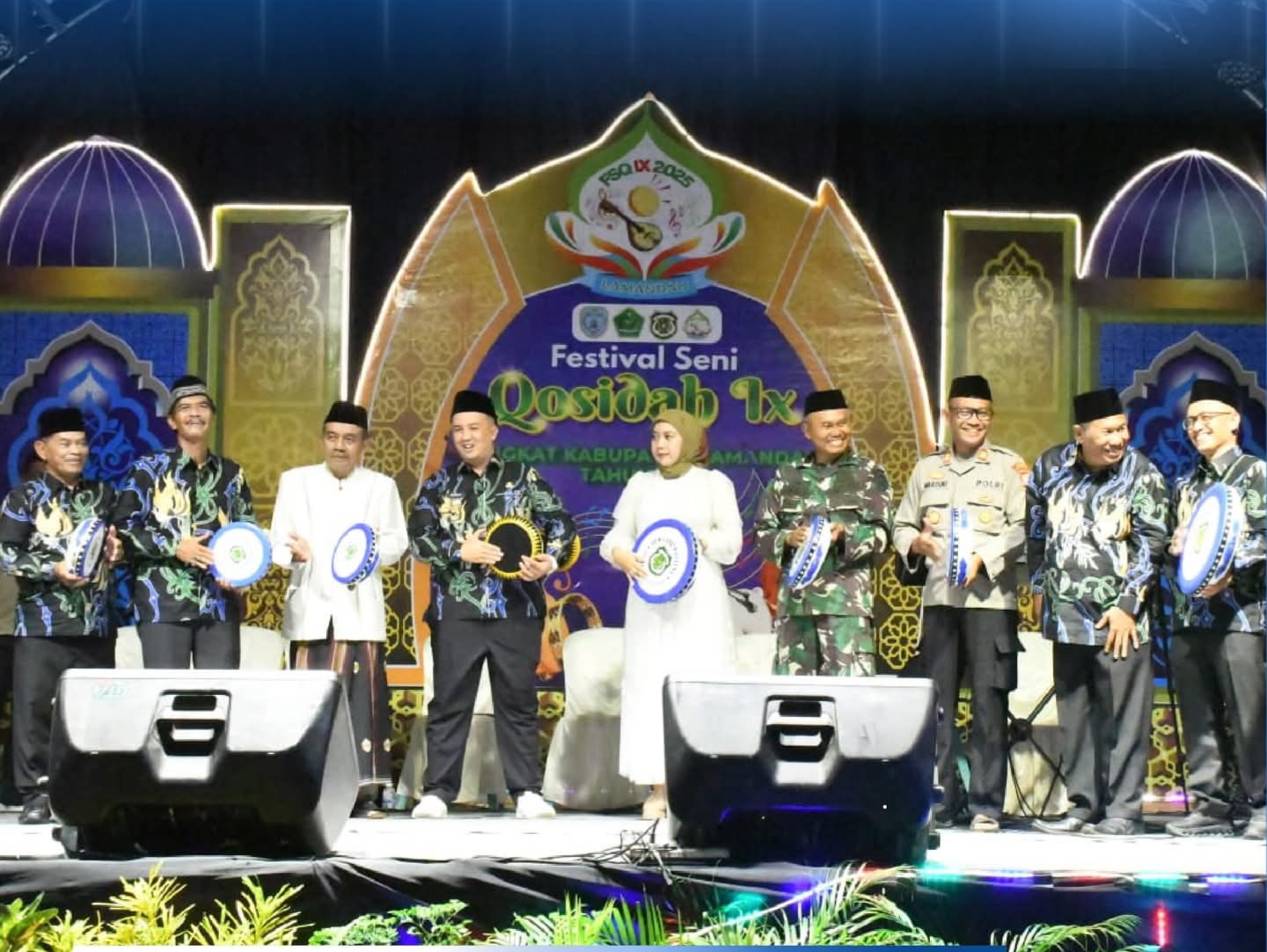 : Bupati Lamandau Rizky Aditya Putra didampingi sejumlah tokoh agama dan forkopimda membuka FSQ IX Kabupaten Lamandau di halaman Masjid Baiturrahman.