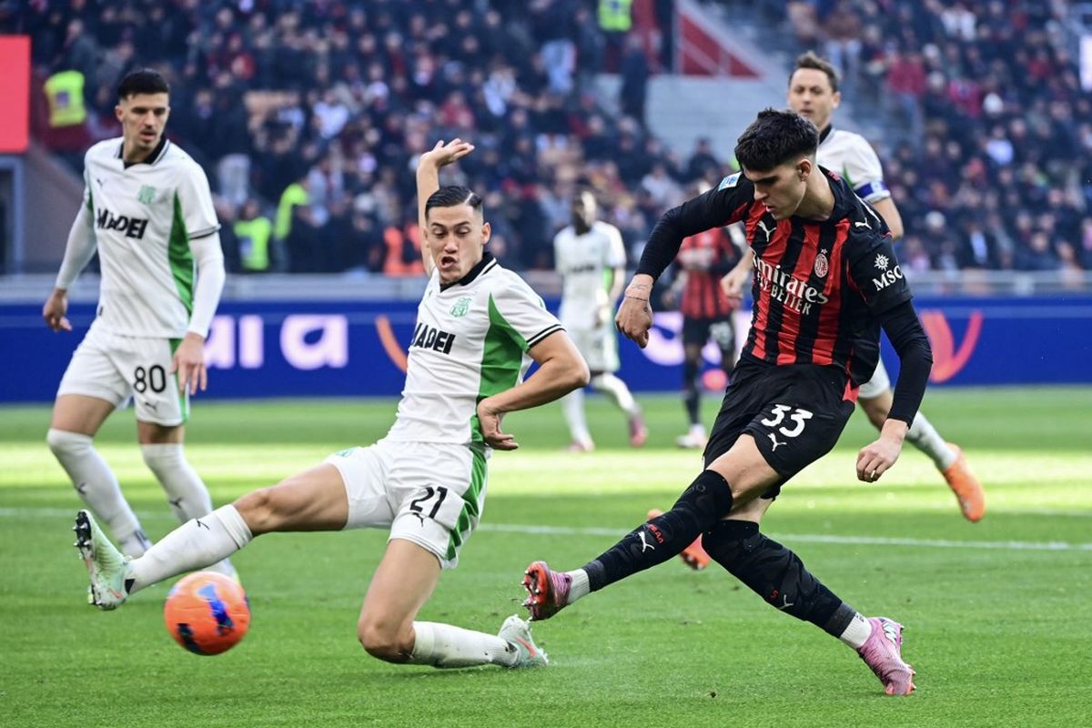 Bek Sassuolo Jay Idzes yang juga kapten timnas Indonesia, saat bermain melawan AC Milan di  stadion San Siro, Senin (15/12) dini hari.