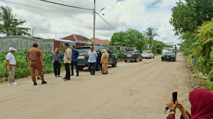 TINJAU : Anggota Komisi IV DPRD Kotim saat melakukan peninjauan ruas jalan yang sedang diperbaiki oleh pemerintah daerah, Senin (15/12/2025). FOTO: RADO/RADAR SAMPIT