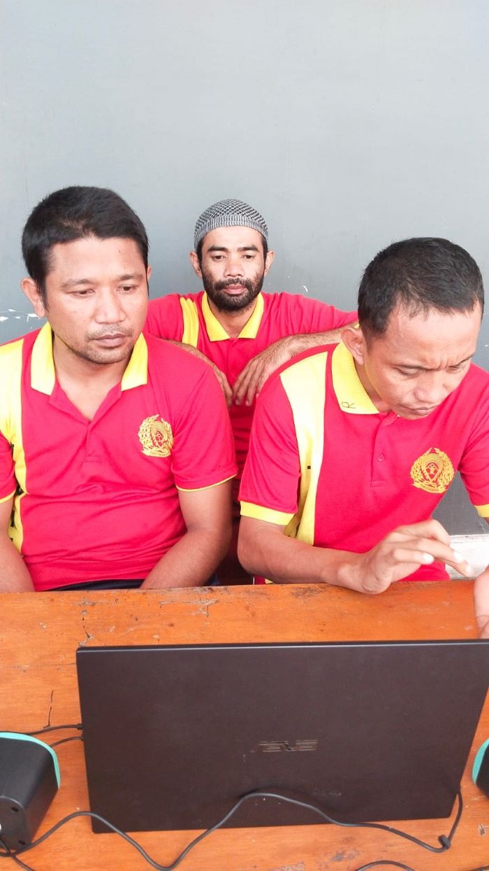SIDANG: Tiga terdakwa kasus narkoba menjalani persidangan dengan agenda putusan hakim Pengadilan Negeri Nanga Bulik, Lamandau. FOTO : RIA MEKAR/RADAR SAMPIT